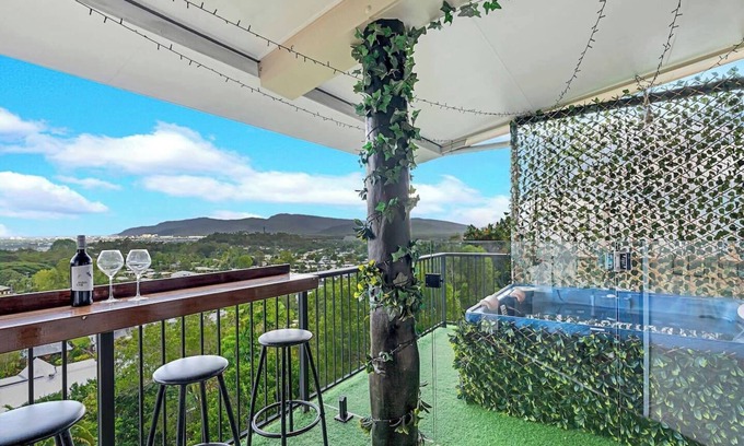 Bayview Heights Apartment | Sky High Peaceful Jacuzzi Panorama