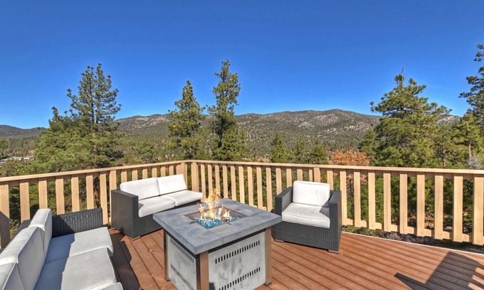 Castle Glen Estates Cabin | Sky Loft by Destination Big Bear : Beautiful Castle Glen Estate with Exquisitely Landscaped Fenced Yard! Pool Table!