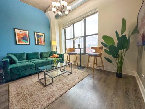 Near South Side Apartment | Skyline 2BR in South Loop with Optional Parking & Gym Access Near Museum Campus and McCormick Place