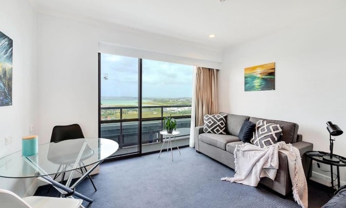 Takapuna Apartment | Skyline Sojourn Studio with Parking and Sea Views