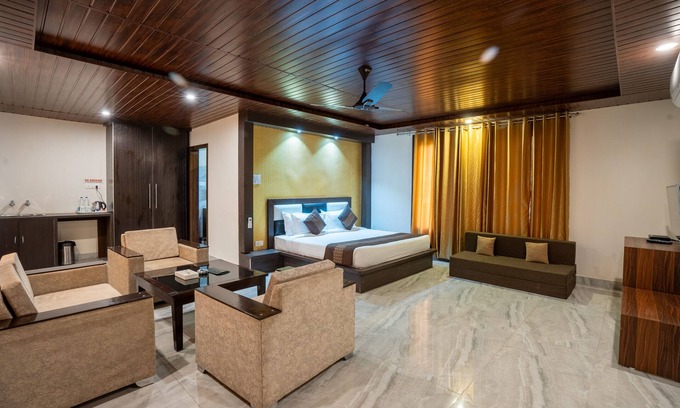 Kandaghat Hotel | Skywood Resort