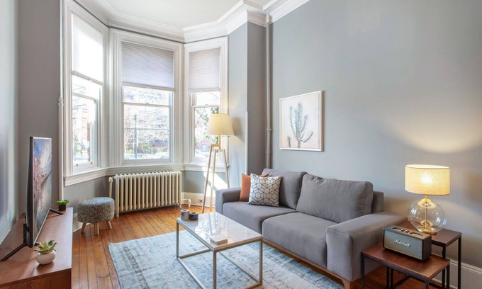 Logan Circle Apartment | Sleek Logan Circle 1BR w/W/D close to 14th St by Blueground