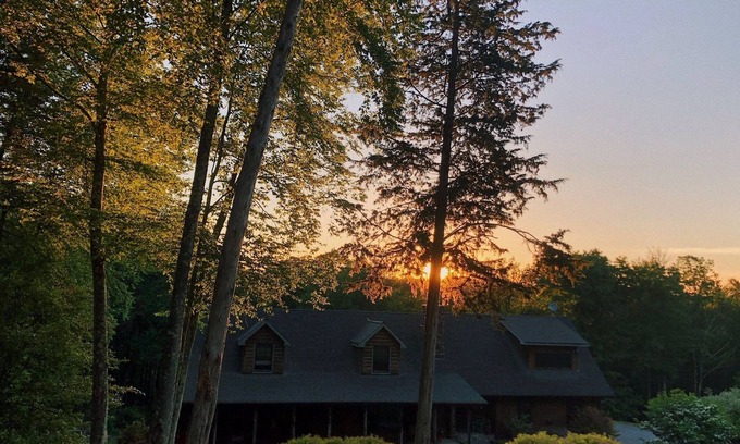 Dover Plains Cabin | SLEEPS 10, BEAUTIFUL AND QUIET CABIN, ONLY 15 MINUTES FROM MANY WEDDING VENUES.