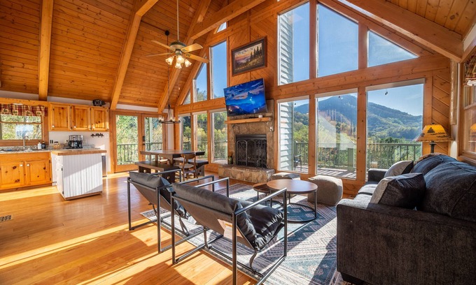 Wears Valley House | Sleeps 11-Mtn View! Hot tub! Arcade!