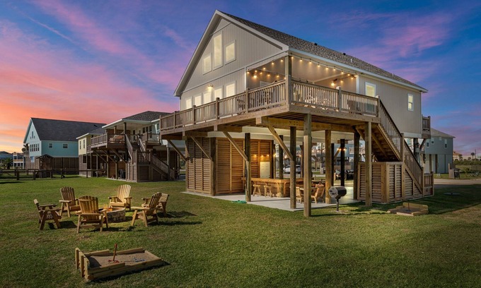 Crystal Beach House | Sleeps 16, 3 King Suites, Game Room, Fire Pit, Dog & Kid Friendly, Walk 2 Beach