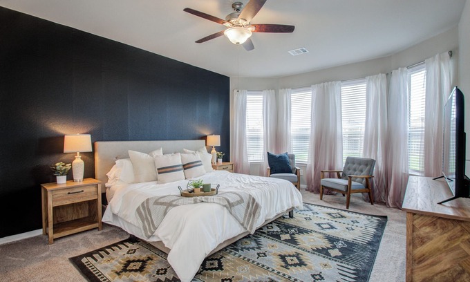 Klein House | Sleeps 16 + 6 BR House + Spacious Yard + Pool Table