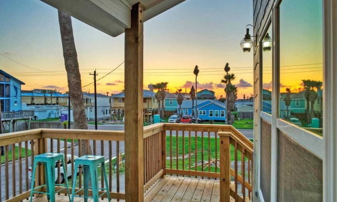 Port Aransas Cottage | Sleeps 20 2 Modern Homes w/Private Pool, Deck+patio 3-min Walk to the Beach