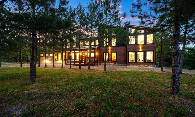 Broken Bow Cabin | Sleeps 24, Epic Deck, Hot Tub, Game Room, Minutes to Heart of Hochatown & Lake