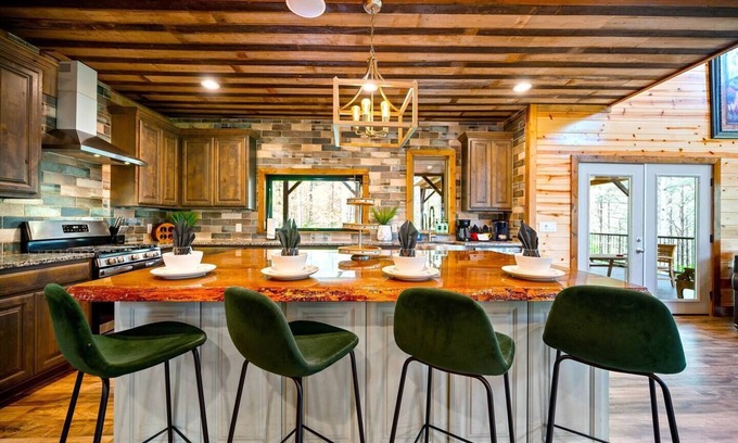 Broken Bow Cabin | Sleeps 28! Loaded w/Amenities Mins from Lake!