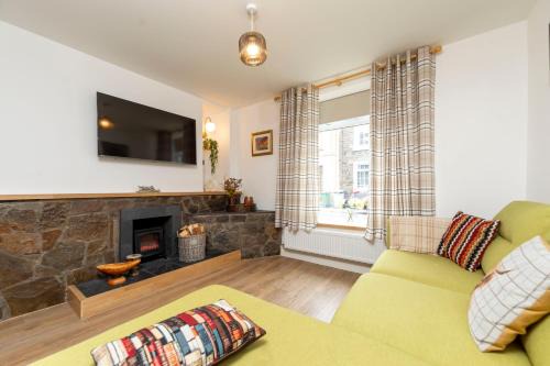 Aberdare House | Sleeps 6. Free Wifi. Free Parking central location.