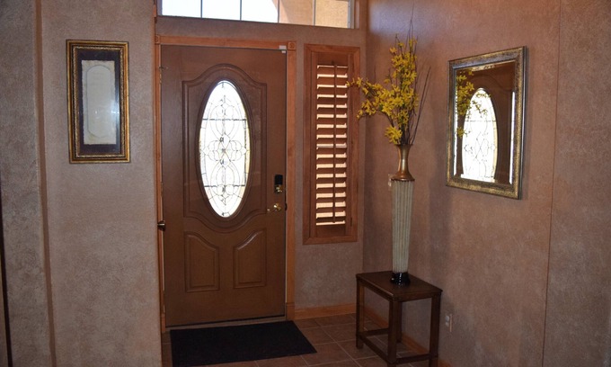 Desert Harbor House | Sleeps 6 Near Golf, Hiking…Minutes to Shopping & Sport Stadiums. Pets welcomed