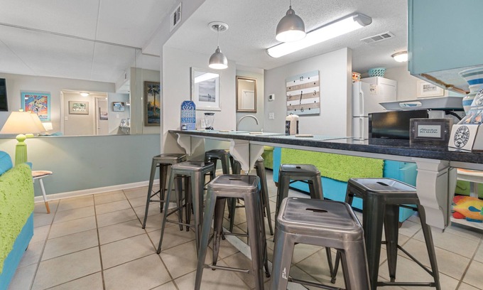 Orange Beach Condo | ★ sleeps 7 ★4 pools/Pool Side Bar ★ Private Beach Access★