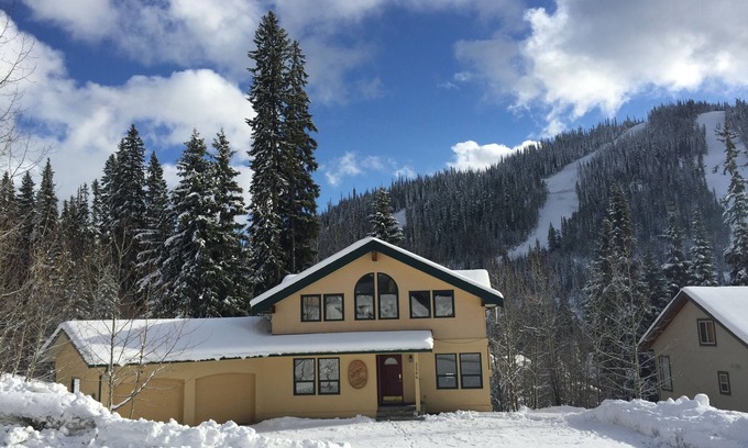 Sunburst Estates Ski Chalet | Sleepy Hollows Chalet (Huge multi-family Chalet at Sun Peaks Resort)