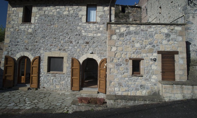 Latera House | Small building from sky to earth, on three levels with two terraces