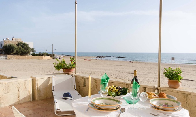 Donnalucata House | Small, modern beach house on the sand, quiet,sea view, WiFi, aircon, max. 7 p.