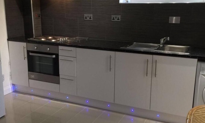 Pinkwell Apartment | Small Modern Comfortable 2 Bedroom Apartment - cmyr