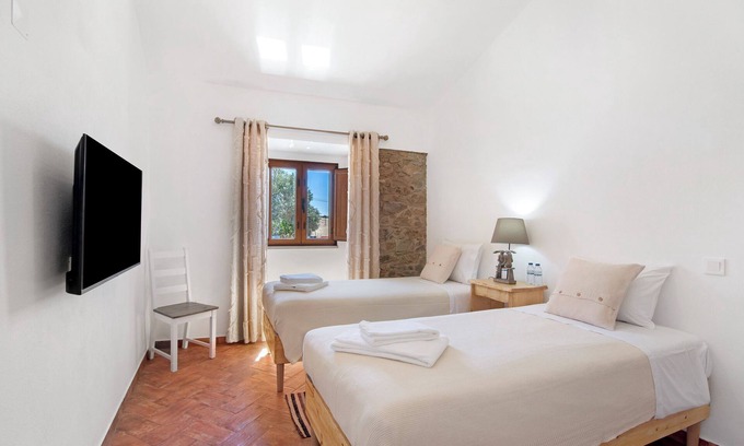 Espirito Santo Apartment | 'Small' Room with Mountain View, Wi-Fi and Air Conditioning