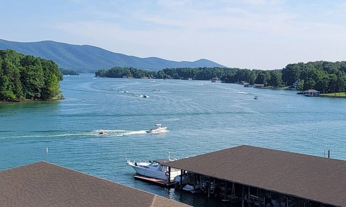 Huddleston Condo | Smith Mountain Lake Condo w/Loads of Amenities