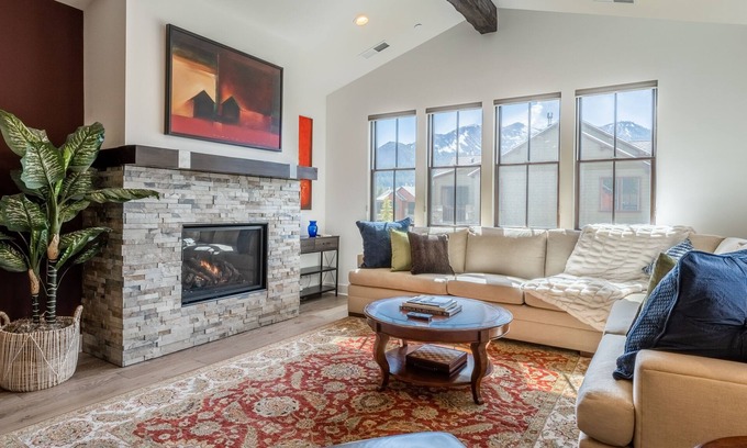 Mammoth Lakes House | Snowcreek Creekhouse #1321 - Newly Built 3Bed + Den, 3.5 Bath, 2 Car Garage Sleeps 8