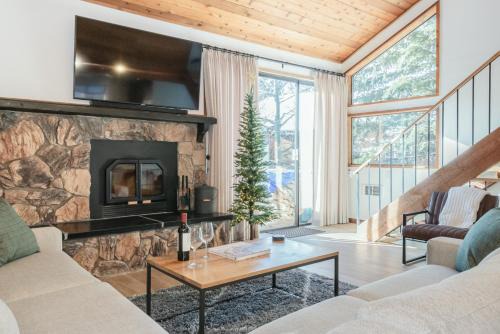 Mammoth Lakes House | Snowflower 12
