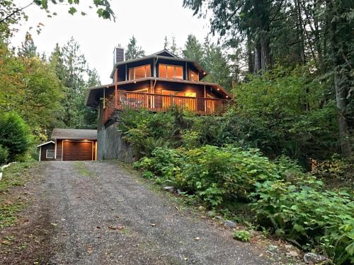 Glacier Ski Chalet | Snowline Cabin 13 - An Architectural Gem Pet Friendly and Free Wi-fi