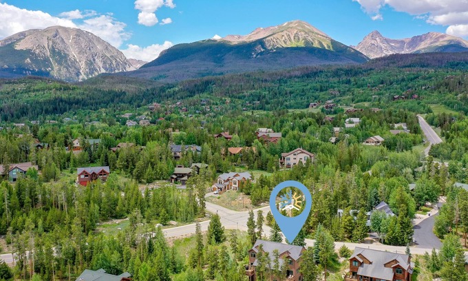 Three Peaks House | Snowy Paws at Eagles Nest Townhome: Cozy Mountain Getaway