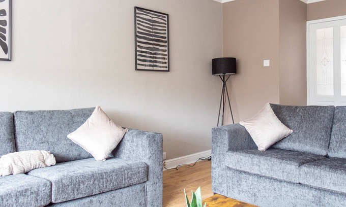 Falkirk Apartment | Snug Modern Home in Falkirk
