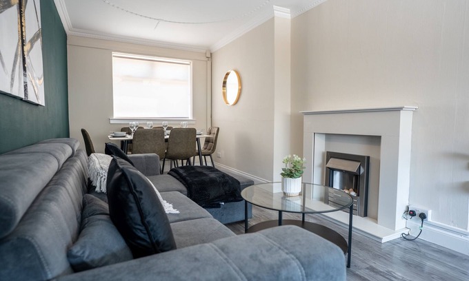 Hamilton House | Snug Modern Home in Hamilton