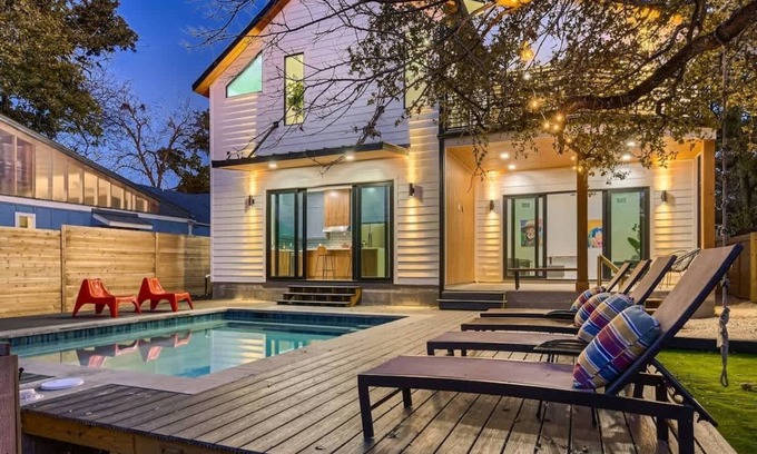 South Congress House | SOCO Modern Lux-New-5BR-Pool-Block from Everything