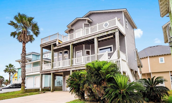Sand Point House | Somewhere in the Sun. 3 story, 4 bed 3 bath Ocean & Pool views ! 2 Masters !