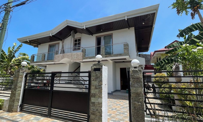 Cordova House | Sonrisa - Golden Meadows by Hiverooms