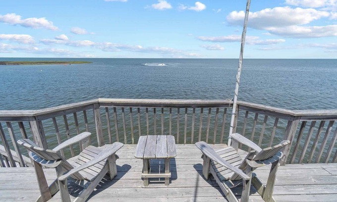 Avon House | Soundfront Dog Friendly w/Hot Tub, Dock, Private Windsurfing Access, Foosball