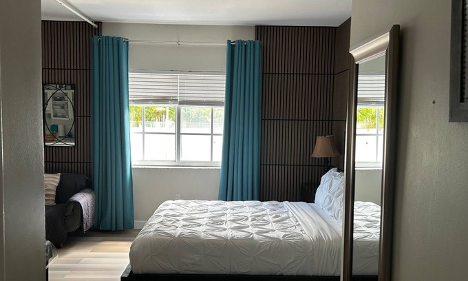 South Beach Apartment | SOUTH BEACH STUDIO CONDO - ONE BLOCK TO BEACH - SLEEPS UP TO 4 - MAX 3 ADULTS