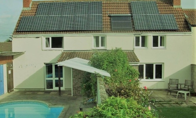 Highbridge House | South facing cottage for nine with pool and garden