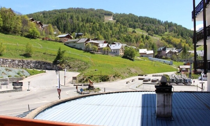 Valloire Apartment | South-facing T2 mountain-view apartment 100 metres from the cable cars