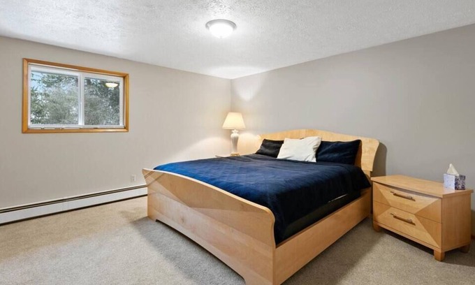 Manito Apartment | South Hill Manito/ Mins To Dwntwn / King Bed /WIFI