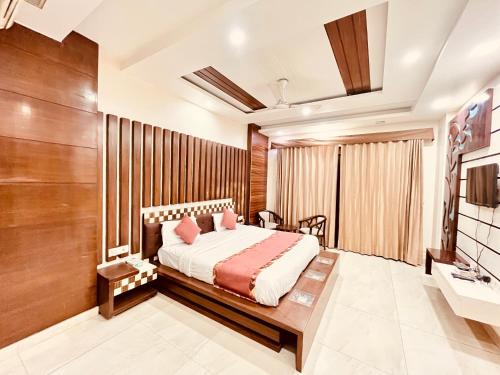 Green Park Apartment | South Residency near AIIMS Hospital Green Park South Delhi