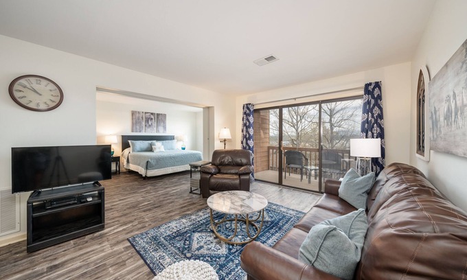 Lake Hamilton Condo | South Shore 1 BDRM! Mini-golf/Gameroom/Hot Tub, 2 Pools, Pickle ball & More!