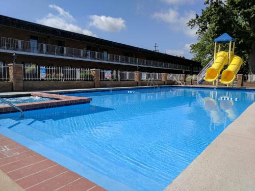 Sandusky Hotel | South Shore Inn