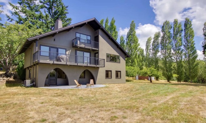 Mount Vernon Cabin | South Skagit Sahale Chalet with views 8 minutes from downtown