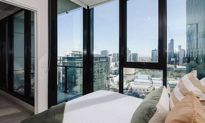 South Melbourne Apartment | Southbank Serenity With Stunning View & Balcony