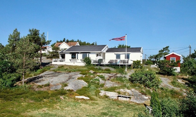 Lillesand House | Southern cottage with terrace and magnificent view