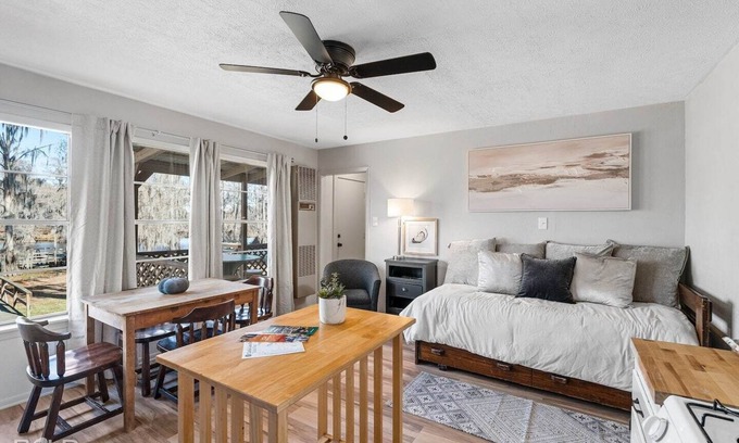 Uncertain Cottage | Southern Pearl- Lakefront with Canoes, Caddo Shores Cabins, Uncertain, Texas