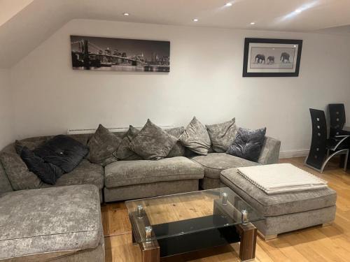 Southgate House | Southgate Home - Sleeps 14 - Parking - Central