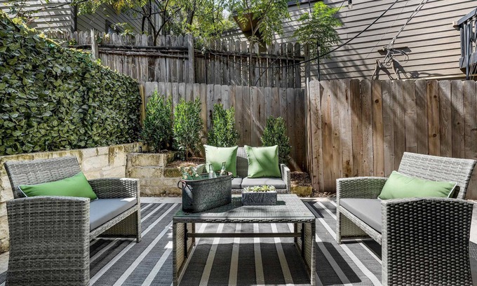 South Lamar Condo | Southridge Bunkhouse: Modern Comforts in Prime Location