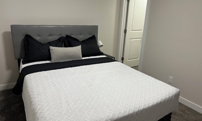 Southwest Calgary House | Southwest Cozy vibes, fast Wi-Fi – your chill Calgary escape starts here!