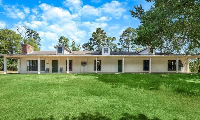 Oakhurst House | Spacious 10 Bedroom Ranch Home - 5 min from the Lake!