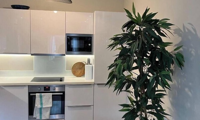 Prince's Apartment | Spacious 1BD Flat w/Balcony | Lambeth