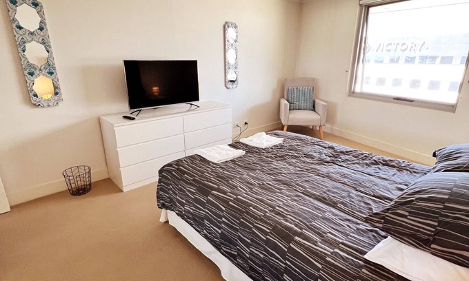 Canberra City Centre Apartment | Spacious 1bd Penthouse - Close to ANU