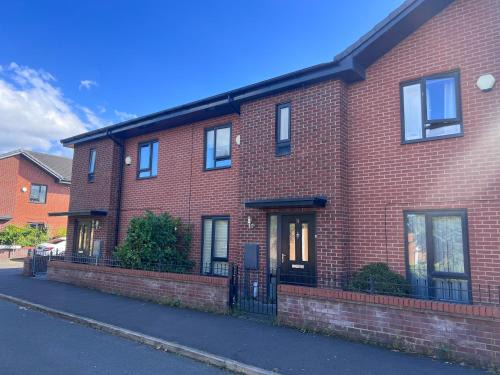 Levenshulme House | Spacious 2 bed house in Manchester with Private Parking